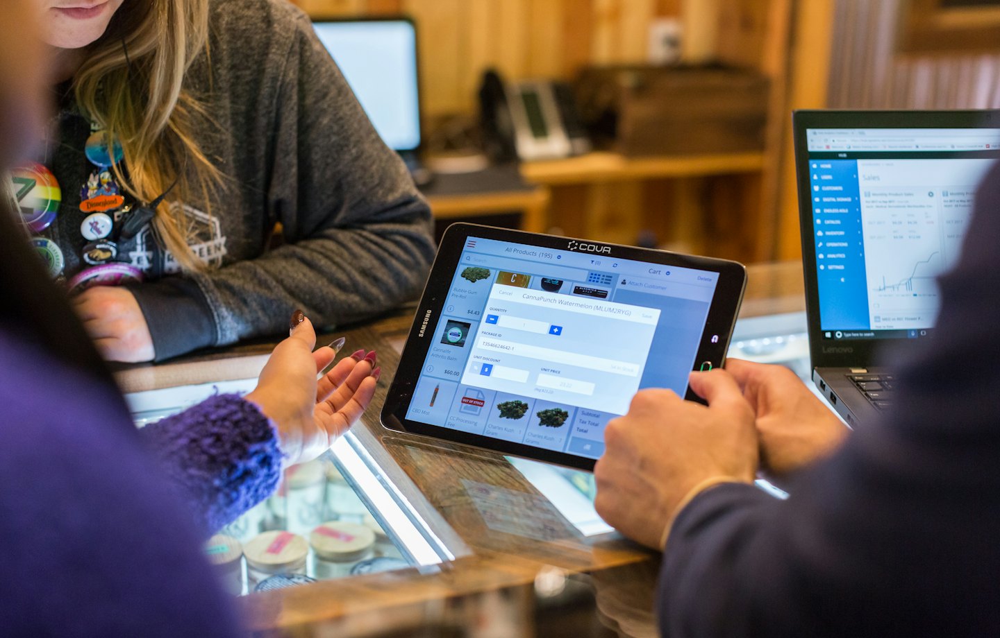 Dos personas usan una tableta para la gestión empresarial.